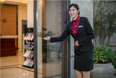 微笑在脸，服务记心