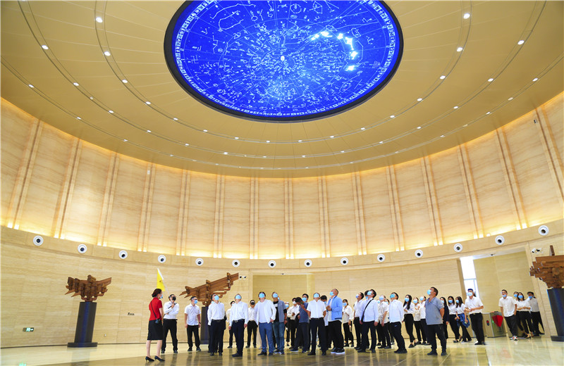 2020中秋来临之际，球盟会六建机关150余名员工参观学习中国建筑科技馆，共同探索建筑之美。