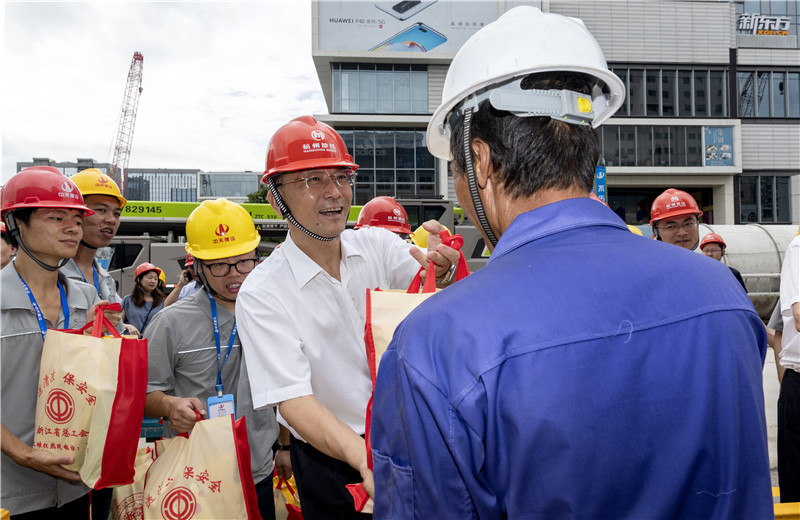 2020年8月6日，浙江省人大常委会副主任、省总工会主席史济锡，省总工会党组书记、副主席张才方一行到球盟会城轨杭州地铁SG10-6标文三路站高温慰问。
