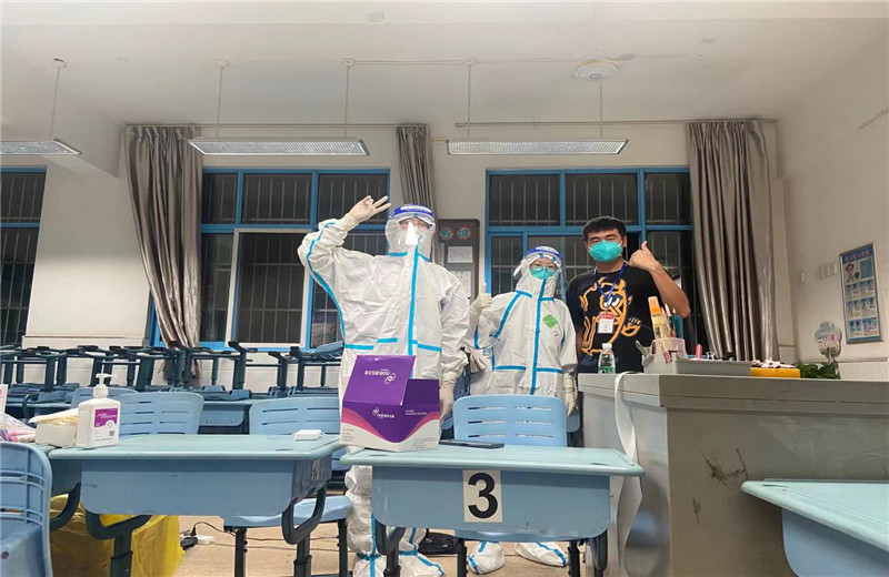 2021年7月29日,球盟会三建南京融创G86项目部积极响应政府号召，第一时间组织志愿服务团队奔赴月苑路第一小学监测点，承担起核酸检测流程引导、秩序维护、人员信息采集登记工作。