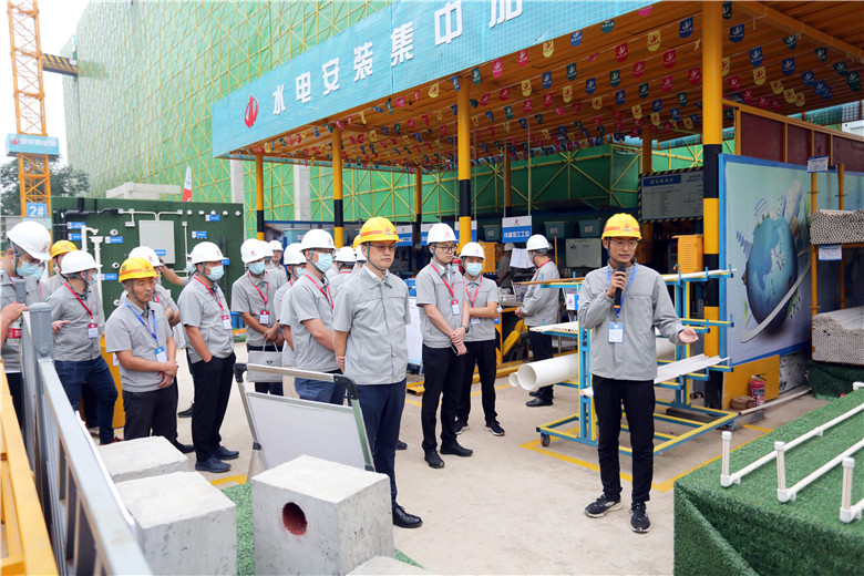 2021年9月29日，球盟会九建承办的以“深入实施质量提升行动 大力推进质量强国建设”为主题的郑州市2021年质量月工程质量提升推进现场会在建业梅苑项目召开。