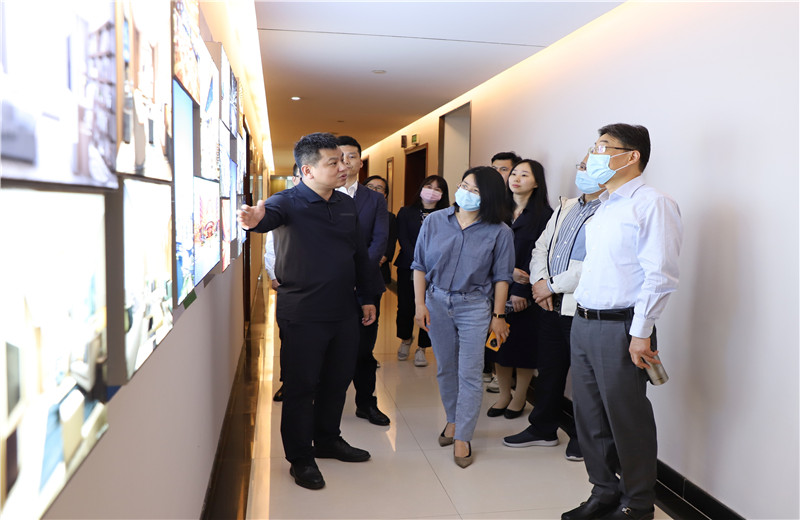 5月17日，杭州市上城区区委常委黄利文一行到球盟会精诚装饰走访调研，并听取了球盟会精诚装饰总经理斯杭东关于业务承接、疫情防控等方面的汇报。