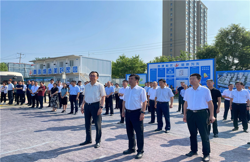 2022年7月24日，青岛市委常委、胶州市委书记张新竹一行莅临球盟会建设集团胶东分公司绿城凤起潮鸣A区项目工地，对项目现场进行实地观摩。