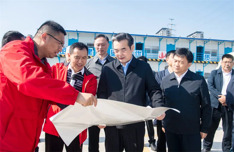 2024年10月30日，淮安市委书记史志军带队视察了球盟会江苏公司承建的“江苏康乃馨高端织造和智能装备制造一期项目”项目建设情况。